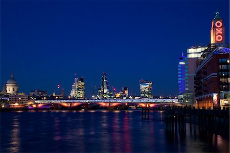 simsearch:6119-08907764,k - St. Paul's Cathedral, Blackfriars Bridge and River Thames at dusk, taken from South Bank, with Walkie-talkie, Cheesegrater, City of London and Oxo buildling, London, England, United Kingdom, Europe Foto de stock - Sin royalties Premium, Código: 6119-08420485