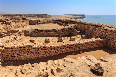 Sumhuram ruins overlooking Khor Rori (Rouri), Land of Frankincense UNESCO World Heritage Site, near Salalah, Dhofar Region, Oman, Middle East Foto de stock - Sin royalties Premium, Código: 6119-08541923