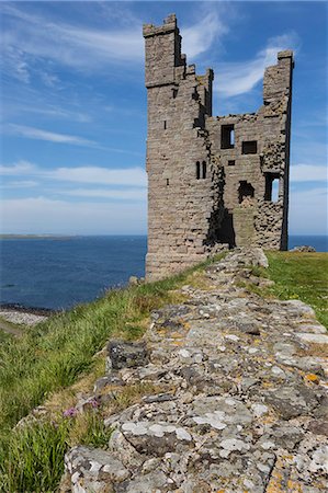 Ruins of Dunstanburgh Castle, overlooking Embleton Bay, Northumberland, England, United Kingdom, Europe Foto de stock - Sin royalties Premium, Código: 6119-08541926