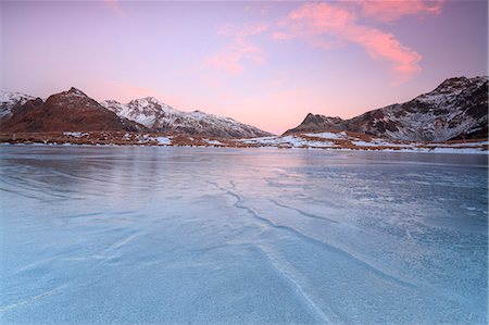 simsearch:6119-09073984,k - Pink lights of dawn on the snowy peaks around the frozen surface of Andossi Lake, Spluga Valley, Valtellina, Lombardy, Italy, Europe Foto de stock - Sin royalties Premium, Código: 6119-08541929