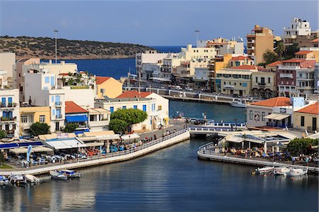 Voulismeni Lake, lined with cafes and restaurants, bridge crosses a narrow channel, Agios Nikolaos, Lasithi, Crete, Greek Islands, Greece, Europe Foto de stock - Sin royalties Premium, Código: 6119-08568284