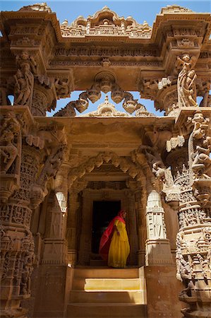 Indian lady in traditional dress in a temple in Jaisalmer, Rajasthan, India, Asia Foto de stock - Sin royalties Premium, Código: 6119-08568422