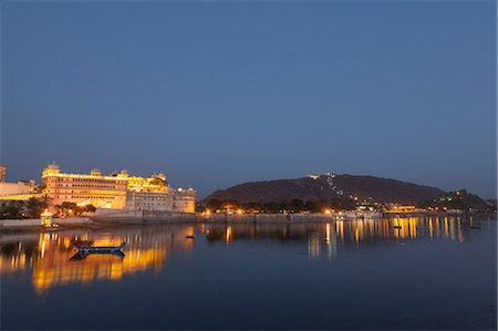 City Palace in Udaipur at night, reflected in Lake Pichola, Udaipur, Rajasthan, India, Asia Stock Photo - Premium Royalty-Free, Code: 6119-08568425