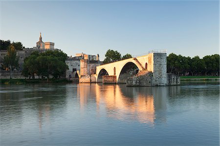 simsearch:879-09189834,k - Bridge St. Benezet over Rhone River with Notre Dame des Doms Cathedral and Papal Palace at sunrise, UNESCO World Heritage Site, Avignon, Vaucluse, Provence-Alpes-Cote d'Azur, France, Europe Fotografie stock - Premium Royalty-Free, Codice: 6119-08517999