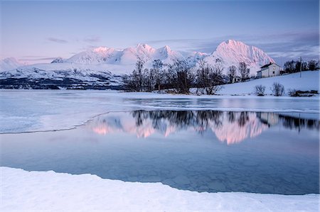 simsearch:6119-09074125,k - Snowy peaks are reflected in the frozen Lake Jaegervatnet at sunset, Stortind, Lyngen Alps, Troms Lapland, Norway, Scandinavia, Europe Photographie de stock - Premium Libres de Droits, Code: 6119-08518052