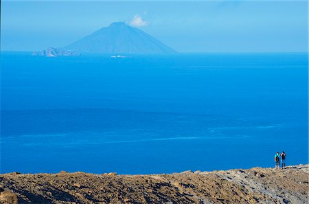 simsearch:862-08719062,k - People looking at view of Stromboli island from Gran crater rim, Vulcano Island, Aeolian Islands, UNESCO World Heritage Site, Sicily, Italy, Mediterranean, Europe Foto de stock - Sin royalties Premium, Código: 6119-08518089