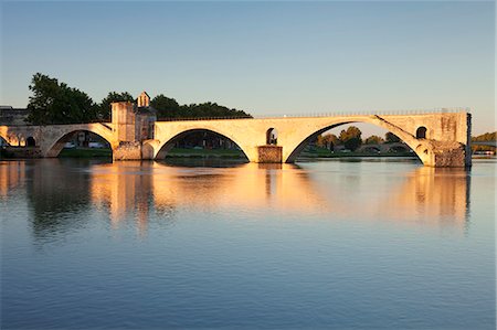 simsearch:6119-08351209,k - Bridge St. Benezet over Rhone River at sunrise, UNESCO World Heritage Site, Avignon, Vaucluse, Provence-Alpes-Cote d'Azur, France, Europe Foto de stock - Royalty Free Premium, Número: 6119-08518000