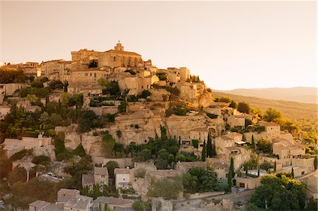 provence-alpes-côte d'azur - Hilltop village of Gordes with castle and church at sunrise, Provence, Provence-Alpes-Cote d'Azur, France, Europe Foto de stock - Sin royalties Premium, Código: 6119-08518006