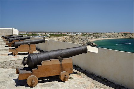 simsearch:6119-08803378,k - Row of cannons at Sagres fort (Fortaleza de Sagres), Ponta de Sagres, Algarve, Portugal, Europe Foto de stock - Sin royalties Premium, Código: 6119-08518124
