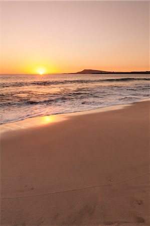 playa blanca - Playa Papagayo beach at sunset, near Playa Blanca, Lanzarote, Canary Islands, Spain, Atlantic, Europe Foto de stock - Sin royalties Premium, Código: 6119-08641084