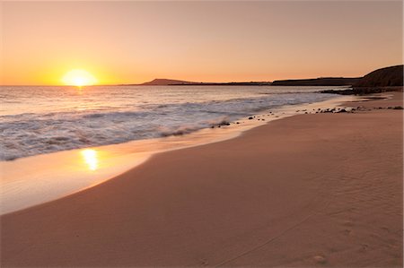 Playa Papagayo beach at sunset, near Playa Blanca, Lanzarote, Canary Islands, Spain, Atlantic, Europe Foto de stock - Sin royalties Premium, Código: 6119-08641085