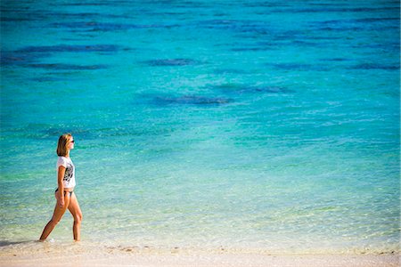 Woman walking along a tropical beach, Rarotonga Island, Cook Islands, South Pacific, Pacific Foto de stock - Royalty Free Premium, Número: 6119-08658002
