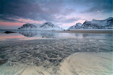 simsearch:6119-09252881,k - Black sand and full moon as surreal scenery at Skagsanden beach, Flakstad, Nordland county, Lofoten Islands, Arctic, Norway, Scandinavia, Europe Foto de stock - Sin royalties Premium, Código: 6119-08658022