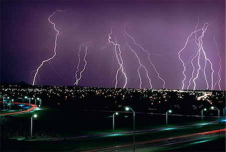 Fork lightning at night over a city Photographie de stock - Premium Libres de Droits, Code: 6119-08740091