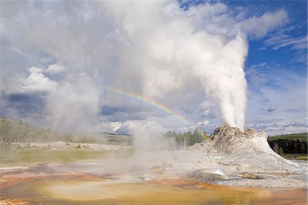 simsearch:841-03032343,k - Eruption of Castle Geyser with rainbow in the spray, Upper Geyser Basin, Yellowstone National Park, UNESCO World Heritage Site, Wyoming, United States of America, North America Photographie de stock - Premium Libres de Droits, Code: 6119-08740303