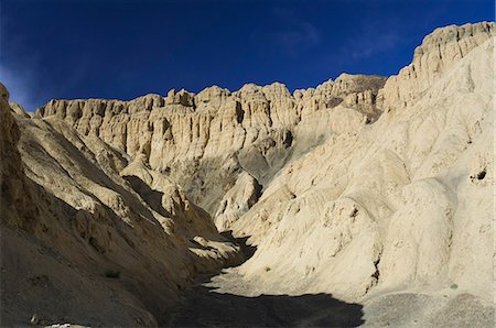 simsearch:6119-08797352,k - Moon Land eroded cliffs, Lamayuru, Ladakh, Indian Himalayas, India, Asia Photographie de stock - Premium Libres de Droits, Code: 6119-08740922