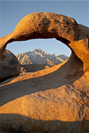 Mobius Arch and Eastern Sierras at first light, Alabama Hills, Inyo National Forest, California, United States of America, North America Photographie de stock - Premium Libres de Droits, Code: 6119-08741350