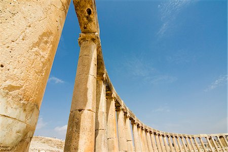 Oval Plaza with colonnade and Ionic columns, Jerash (Gerasa) a Roman Decapolis city, Jordan, Middle East Fotografie stock - Premium Royalty-Free, Codice: 6119-08741541
