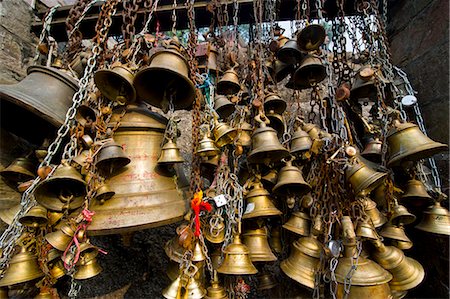 Luck bells for the pilgrims in the Kamakhya Hindu temple, Guwahati, Assam, India, Asia Foto de stock - Sin royalties Premium, Código: 6119-08741749
