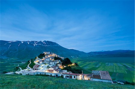 Dusk on the medieval village surrounded by green fields, Castelluccio di Norcia, Province of Perugia, Umbria, Italy, Europe Photographie de stock - Premium Libres de Droits, Code: 6119-08797173