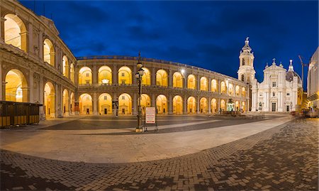 simsearch:6119-09161784,k - Night view of the ancient and holy Basilica of the Holy House framed by arcades, Loreto, Province of Ancona, Marche, Italy, Europe Foto de stock - Royalty Free Premium, Número: 6119-08797178