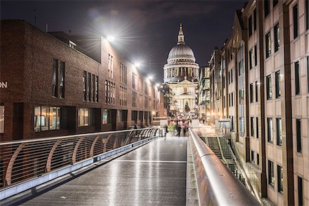 saint paul's cathedral - St. Pauls Cathedral at night, seen across Millennium Bridge, City of London, London, England, United Kingdom, Europe Foto de stock - Sin royalties Premium, Código: 6119-08797125