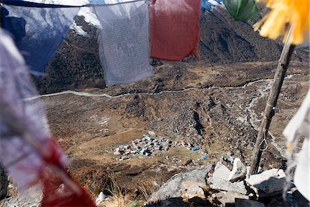 simsearch:6119-08797353,k - A view of Kyanjin Gompa in the Langtang valley, seen through Buddhist prayer flags on the top of Kyanjin Ri, Langtang, Nepal, Himalayas, Asia Foto de stock - Sin royalties Premium, Código: 6119-08797345