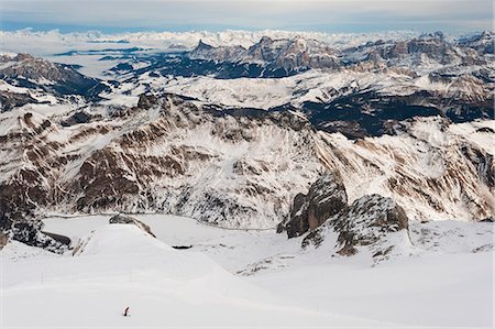 Skiers descend from the top of Marmolada in the Dolomites, Italy, Europe Photographie de stock - Premium Libres de Droits, Code: 6119-08797326