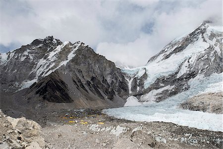 Everest Base Camp at 5350m seen here as a scattering of tents in the distance at the back of the Khumbu glacier, Khumbu Region, Nepal, Himalayas, Asia Foto de stock - Sin royalties Premium, Código: 6119-08797336