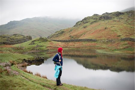 simsearch:6119-08797297,k - A woman looks out over Alcock Tarn near Grasmere, Lake District National Park, Cumbria, England, United Kingdom, Europe Foto de stock - Sin royalties Premium, Código: 6119-08797407