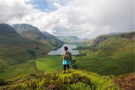 simsearch:6119-08797437,k - A woman looks out over Buttermere from Fleetwith Pike, Lake District National Park, Cumbria, England, United Kingdom, Europe Foto de stock - Sin royalties Premium, Código: 6119-08797426