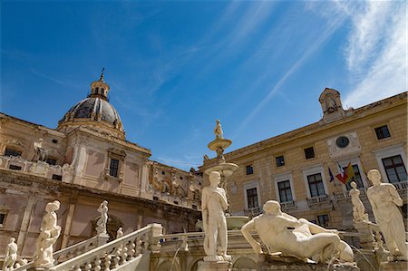 simsearch:841-05848666,k - Fontana Pretoria in Piazza Pretoria, with the dome of Chiesa san Giuseppe ai Teatini in Palermo, Sicily, Italy, Europe Foto de stock - Sin royalties Premium, Código: 6119-08703752