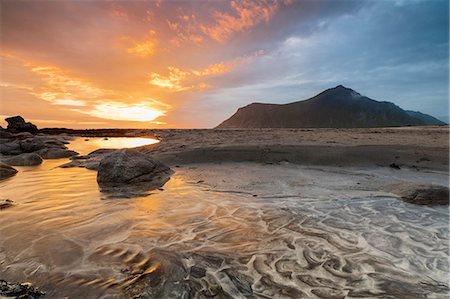 simsearch:6119-09252881,k - The midnight sun reflected on the sandy beach of Skagsanden, Ramberg, Nordland county, Lofoten Islands, Arctic, Northern Norway, Scandinavia, Europe Foto de stock - Sin royalties Premium, Código: 6119-08724982