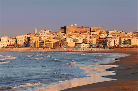 simsearch:862-08719098,k - Old town with cathedral at sunset, Vieste, Gargano, Foggia Province, Puglia, Italy, Europe Photographie de stock - Premium Libres de Droits, Code: 6119-08724916