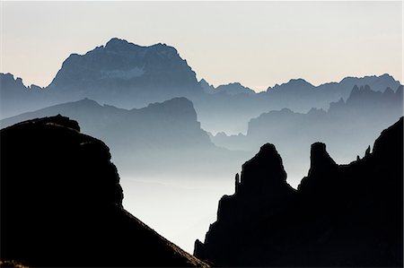 Mist on peaks of Dolomites and Monte Pelmo seen from Cima Belvedere at dawn, Val di Fassa, Trentino-Alto Adige, Italy, Europe Photographie de stock - Premium Libres de Droits, Code: 6119-08841066