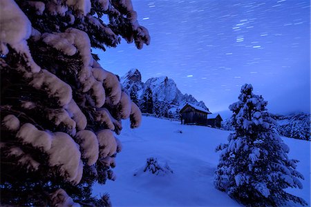 passo delle erbe - Star trail and snowy trees frame the wooden hut and Sass De Putia, Passo Delle Erbe, Funes Valley, South Tyrol, Italy, Europe Photographie de stock - Premium Libres de Droits, Code: 6119-08841084