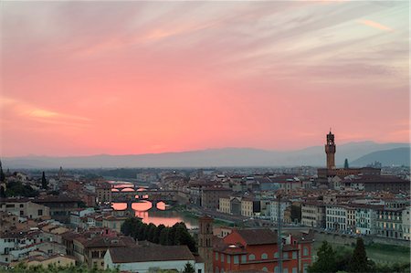 simsearch:6119-09182889,k - Arno River with Ponte Vecchio and Palazzo Vecchio at sunset seen from Piazzale Michelangelo, Florence, Tuscany, Italy, Europe Photographie de stock - Premium Libres de Droits, Code: 6119-08841094