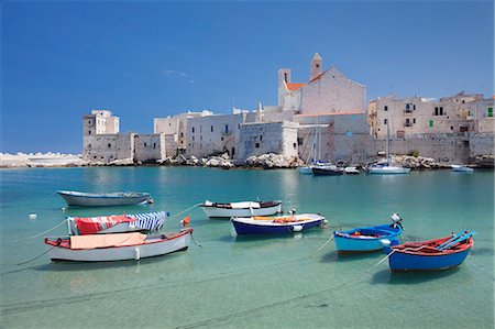 Fishing boats at the harbour, old town with cathedral, Giovinazzo, Bari district, Puglia, Italy, Mediterranean, Europe Foto de stock - Sin royalties Premium, Código: 6119-08803281