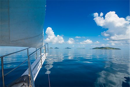 Sailing in the very flat waters of the Mamanuca Islands, Fiji, South Pacific Photographie de stock - Premium Libres de Droits, Code: 6119-08803318