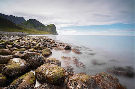stony - Rocks on the beach frame the calm clear sea, Unstad, Vestvagoy, Lofoten Islands, Norway, Scandinavia, Europe Foto de stock - Sin royalties Premium, Código: 6119-08907775