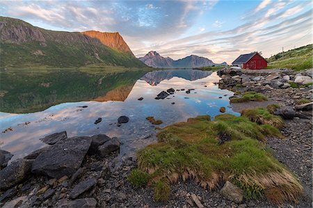 Pink clouds and peaks are reflected in the clear sea at night time, Vengeren, Vagspollen, Lofoten Islands, Norway, Scandinavia, Europe Photographie de stock - Premium Libres de Droits, Code: 6119-08907776