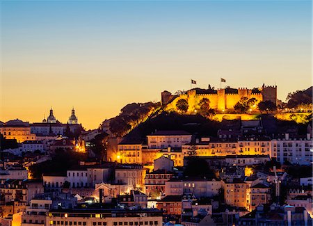 sao pedro de alcantara - Miradouro de Sao Pedro de Alcantara, twilight view towards the Sao Jorge Castle, Lisbon, Portugal, Europe Foto de stock - Sin royalties Premium, Código: 6119-08907841