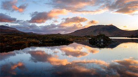 simsearch:6119-08658059,k - Sunset view across Lochain na h'achlaise at dawn, Rannoch Moor, Highland, Scotland, United Kingdom, Europe Foto de stock - Sin royalties Premium, Código: 6119-08907806