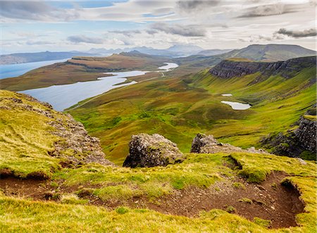 View from The Storr towards the Loch Leathan, Isle of Skye, Inner Hebrides, Scotland, United Kingdom, Europe Foto de stock - Sin royalties Premium, Código: 6119-08907826
