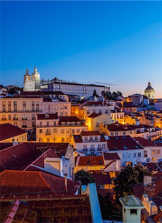 Miradouro das Portas do Sol, twilight view over Alfama Neighbourhood towards the Sao Vicente de Fora Monastery, Lisbon, Portugal, Europe Foto de stock - Sin royalties Premium, Código: 6119-08907833