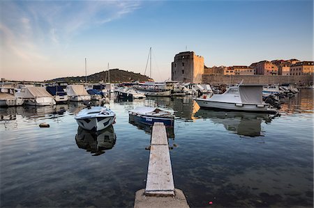 simsearch:400-08812531,k - Boats in Dubrovnik harbour during sunset, Dubrovnik, Croatia, Europe Fotografie stock - Premium Royalty-Free, Codice: 6119-09054178