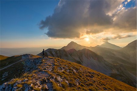 simsearch:6119-09054085,k - Hiker in front of mountain Portella at sunset, Gran Sasso e Monti della Laga National Park, Abruzzo, Italy, Europe Foto de stock - Sin royalties Premium, Código: 6119-09054188