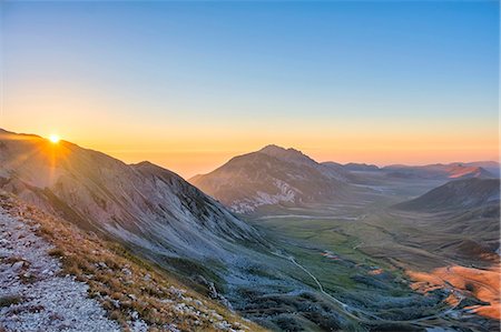 plateau - Plateau Campo Imperatore at sunrise, Gran Sasso e Monti della Laga National Park, Abruzzo, Italy, Europe Stock Photo - Premium Royalty-Free, Code: 6119-09054191