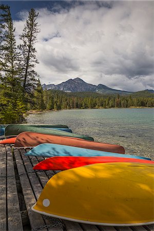 simsearch:400-07990271,k - Colourful canoes and kayaks on the bank of Annette Lake with Pyramid Mountain in the background, Jasper National Park, UNESCO World Heritage Site, Canadian Rockies, Alberta, Canada, North America Photographie de stock - Premium Libres de Droits, Code: 6119-09054133