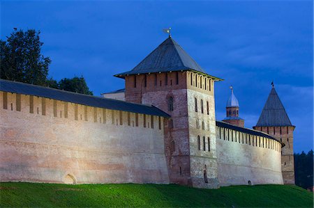 Kremlin Wall with Towers, evening, UNESCO World Heritage Site, Veliky Novgorod, Novgorod Oblast, Russia, Europe Foto de stock - Sin royalties Premium, Código: 6119-09054359